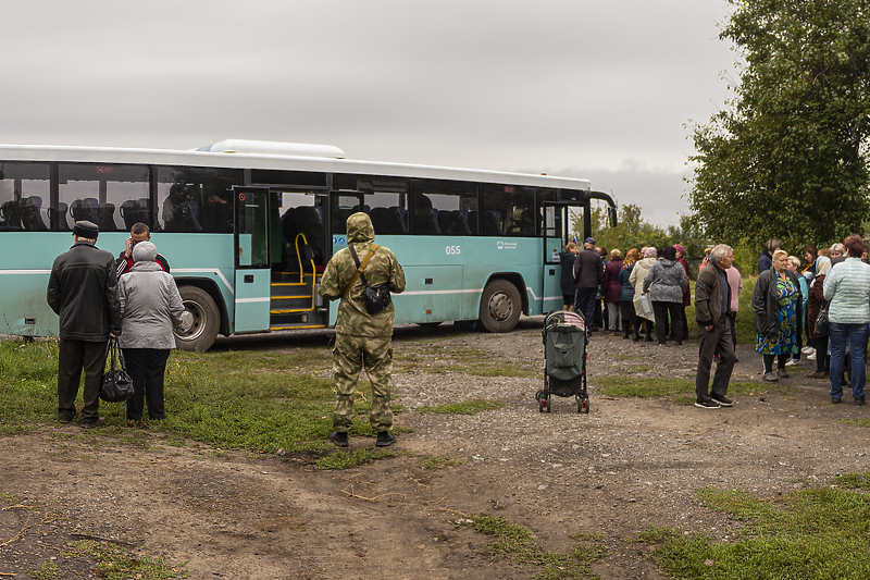 Glasači na mobilnom biračkom mjestu u selu Krasni Jar, regija Lugansk, Ukrajina (Foto: EPA-EFE)