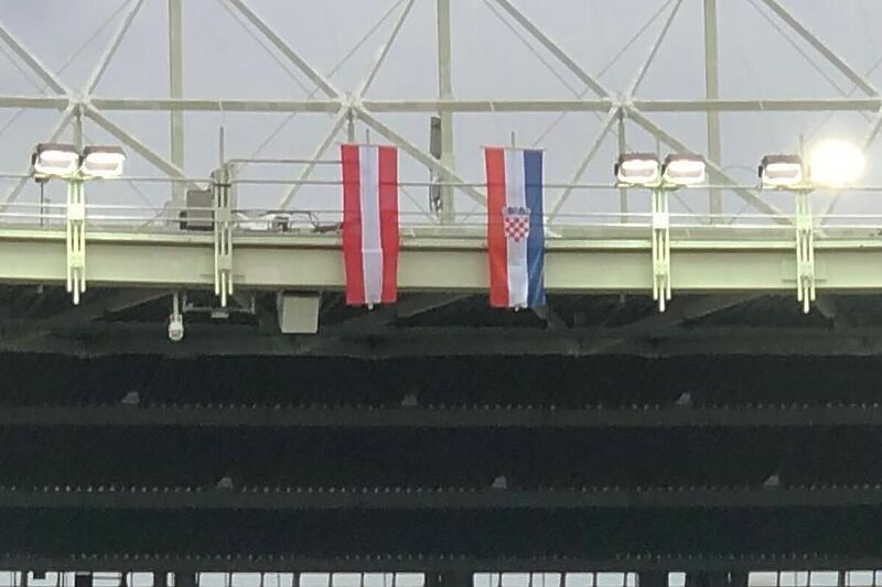 Zastava Hrvatske koja se vijorila na stadionu u Beču (Foto: Tomislav Dasović)