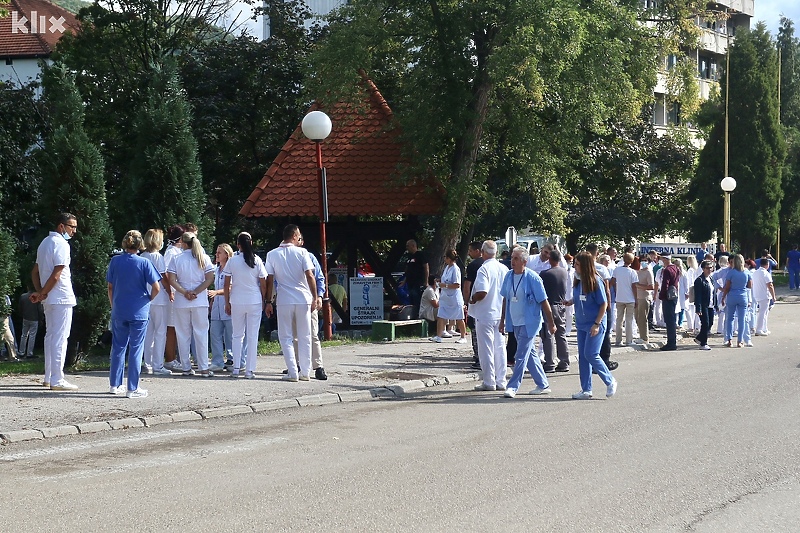 Detalj sa štrajka upozorenja tuzlanskih zdravstvenih radnika (Foto: A. K./Klix.ba)