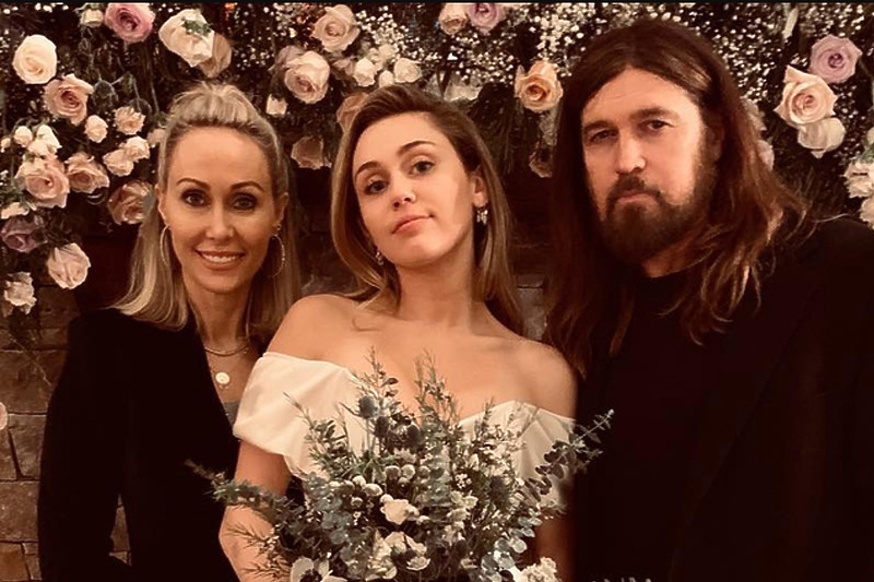 Miley Cyrus sa svojim roditeljima, Billyjem i Tish (Foto: Instagram)