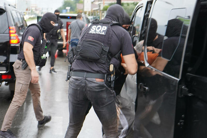 S privođenja Radonjića (Foto: Vijesti.me)