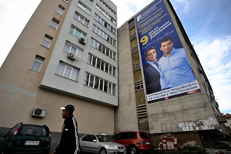 Predizborni plakat Kirilova i Wassilva, lidera koalicije "Nastavljamo s promjenama" (Foto: EPA-EFE)