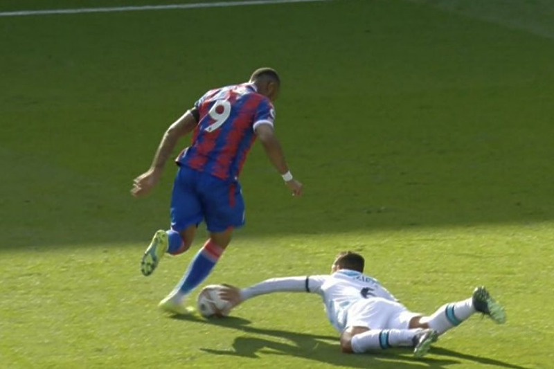 Silva je rukama namjerno zaustavio kretanje lopte (Foto: Screenshot)