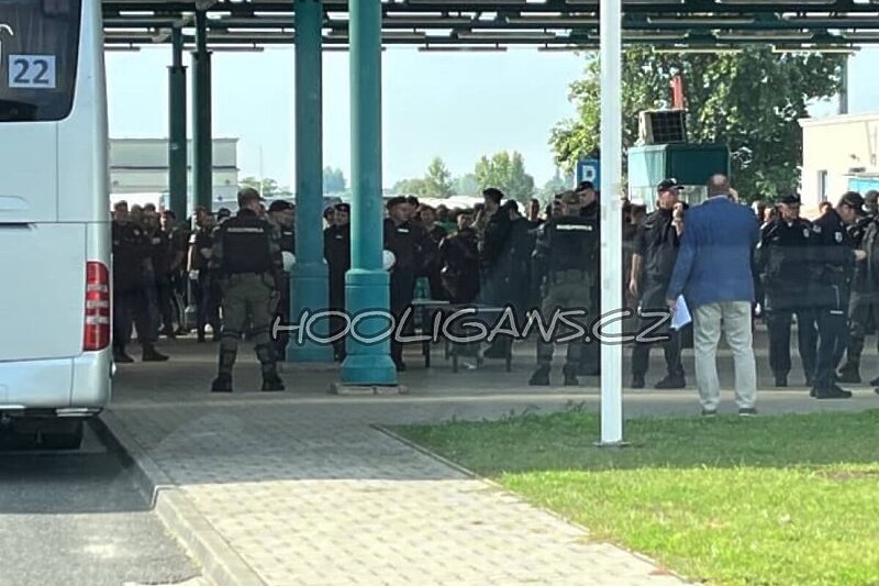 Navijači Ferencvaroša na granici (Foto: Twitter)