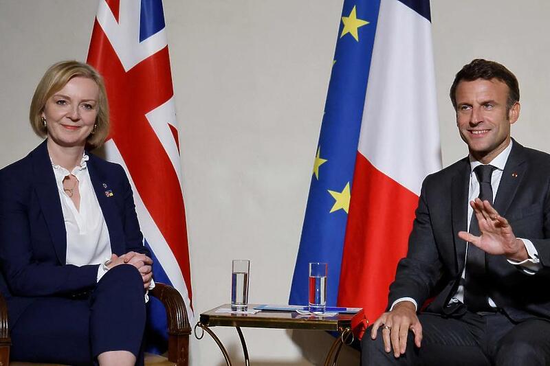 Liz Truss i Emmanuel Macron tokom sastanka u Pragu (Foto: Twitter)