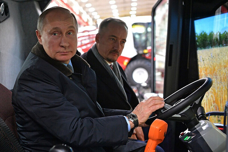 Putin tokom posjete fabrici traktora Rostselmash (Foto: Kremlin.ru)