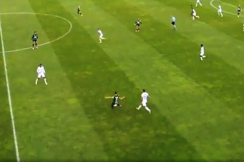 Trenutak kada je igrač Rieda uputio udarac ka svom golu (Foto: Screenshot)