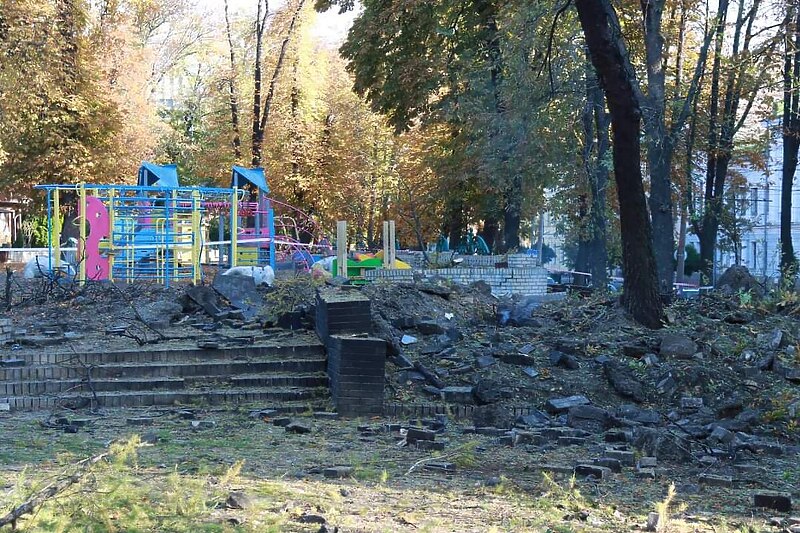 Ševčenka park, u centralnoj gradskoj jezgri Kijeva, potpuno je uništeno (Foto: Twitter)