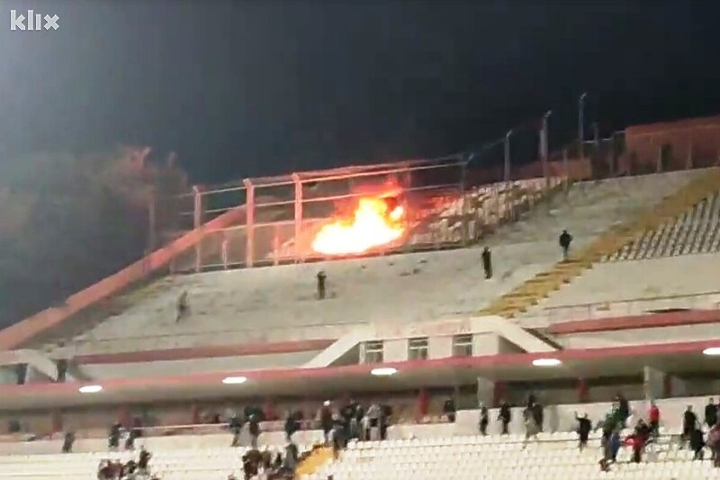 Vatra na tribini stadiona Pod Bijelim brijegom (Foto: G. Š./Klix.ba)