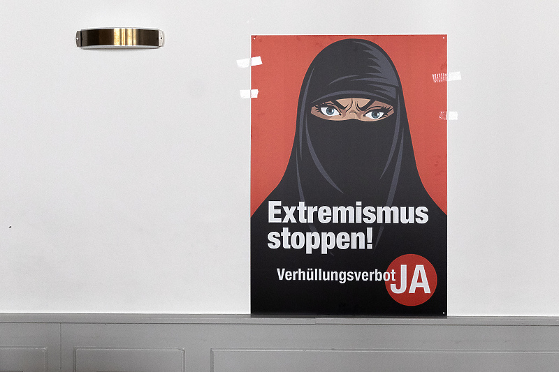 Plakat iz kampanje za referendum kojim se poziva na zabranu nošenja burke (Foto: EPA-EFE)