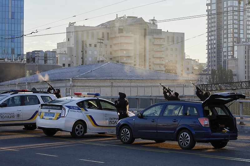 Ukrajinski policajci pokušavaju pogoditi ruski dron (Foto: EPA-EFE)