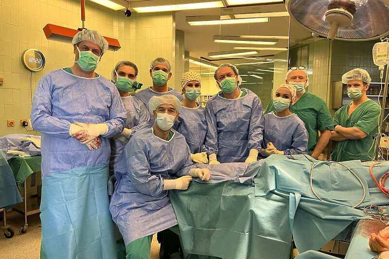 Tim ljekara i medicinskog osoblja koji je obavio operaciju