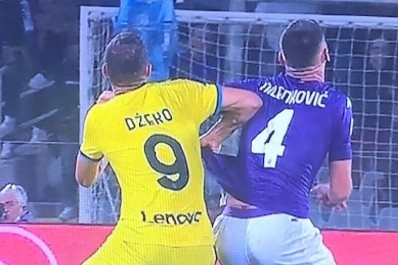 Duel Džeke i Milenkovića koji je prethodio golu Intera (Foto: Screenshot)