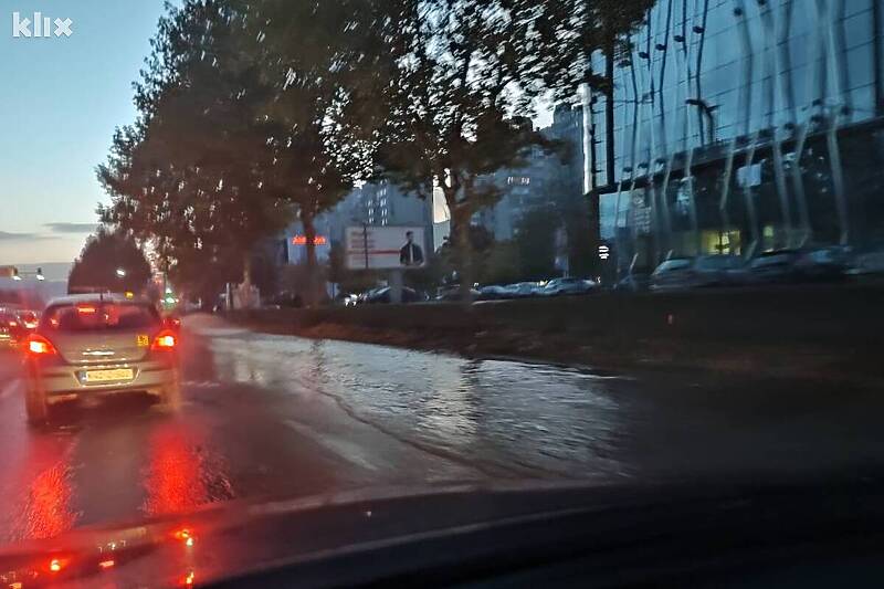 Voda poplavila glavnu gradsku saobraćajnicu u sarajevskom naselju Alipašino Polje (Foto: Čitatelj)