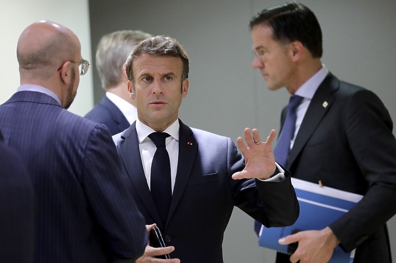 Charles Michel (s leđa), Emmanuel Macron i nizozemski premijer Mark Rutte (Foto: EPA-EFE)