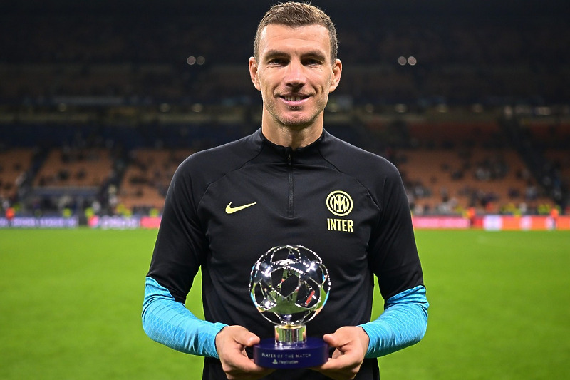 Džeko s nagradom za igrača utakmice (Foto: Inter FC)