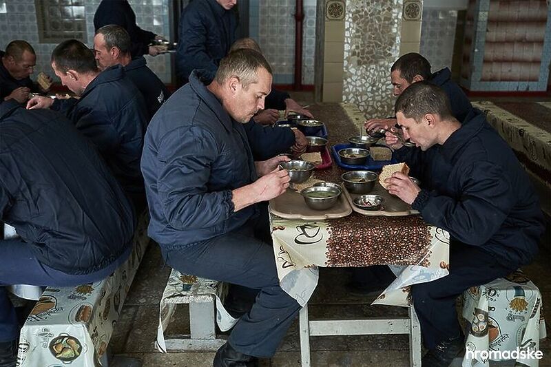 Ruski zarobljenici u zatvorskoj kantini (Foto: Hromadske)