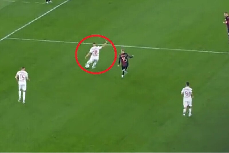 Trenutak kada je Podolski uputio udarac (Foto: Screenshot)