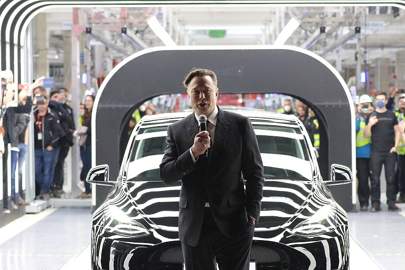 Elon Musk u Teslinoj tvornici u Njemačkoj (Foto: EPA-EFE)