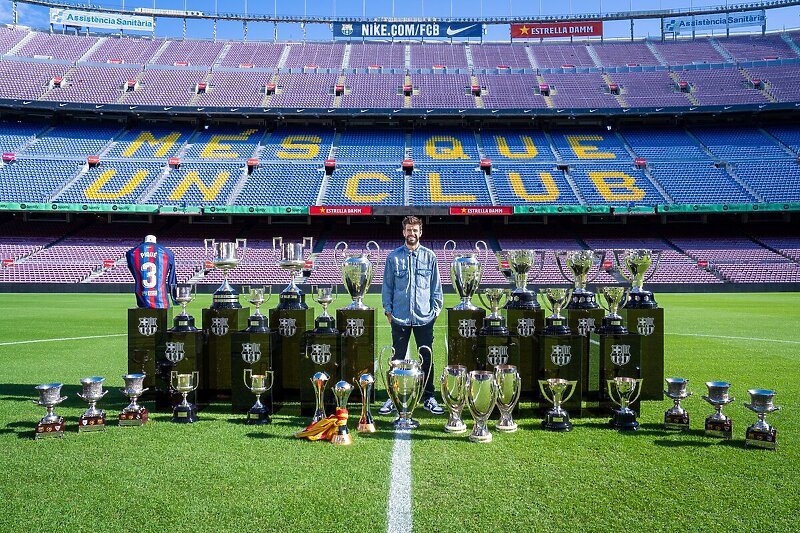 Gerard Pique s trofejima koje je osvojio u Barceloni (Foto: Twitter)