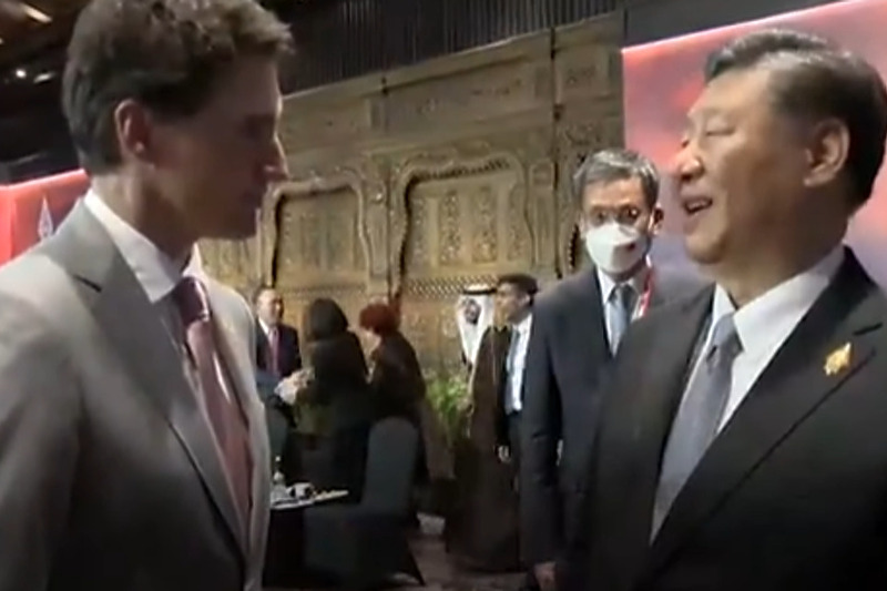 Justin Trudeau i Xi Jinping tokom rasprave (Screenshot: The Guardian)