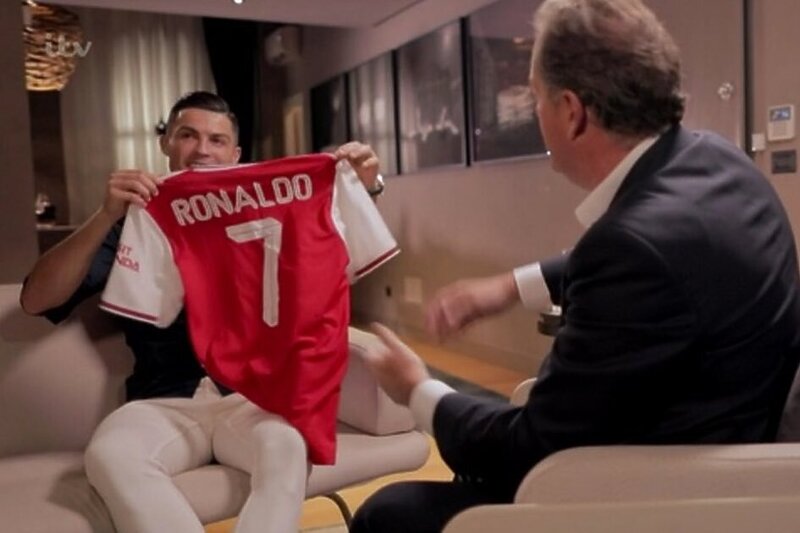 Cristiano Ronaldo s dresom Arsenala (Foto: Twitter)