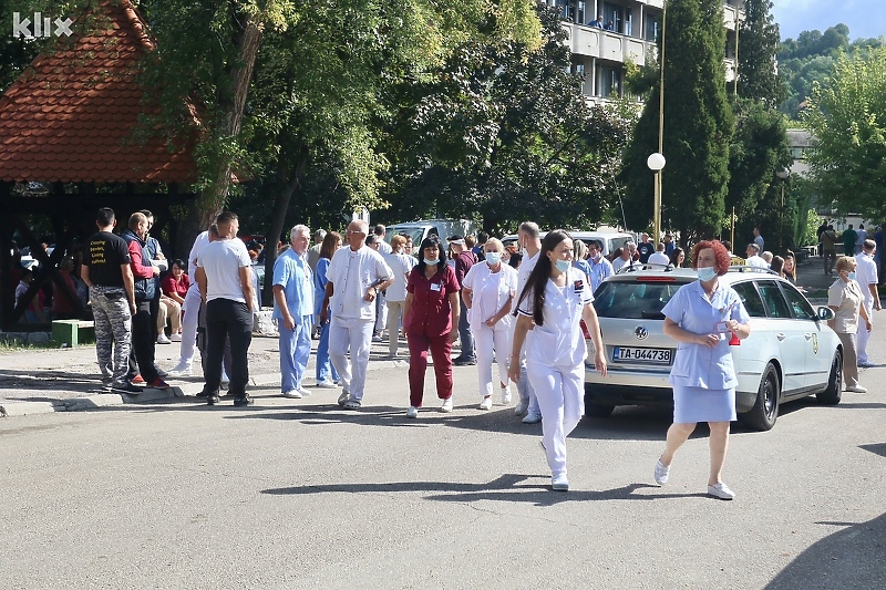 Detalj sa ranijeg štrajka upozorenja ispred tuzlanskog UKC-a (Foto: Arhiv/Klix.ba)