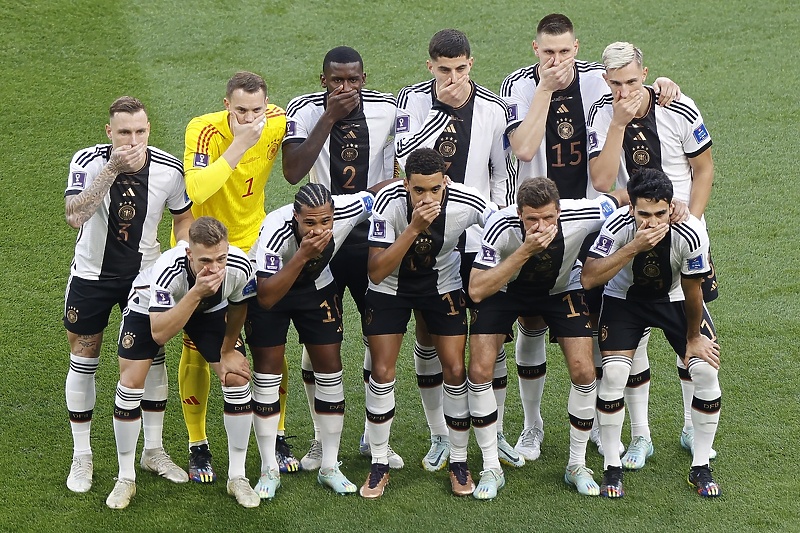 Nogometna reprezentacija Njemačke koja je počela utakmicu protiv Japana (Foto: EPA-EFE)