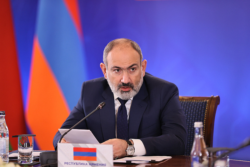 Armenski premijer predsjedavao sjednicom (Foto: Ured premijera Armenije)