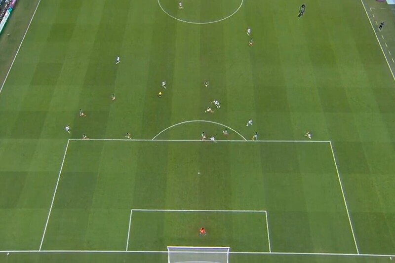 Trenutak kada je Messi uputio udarac (Foto: Screenshot)