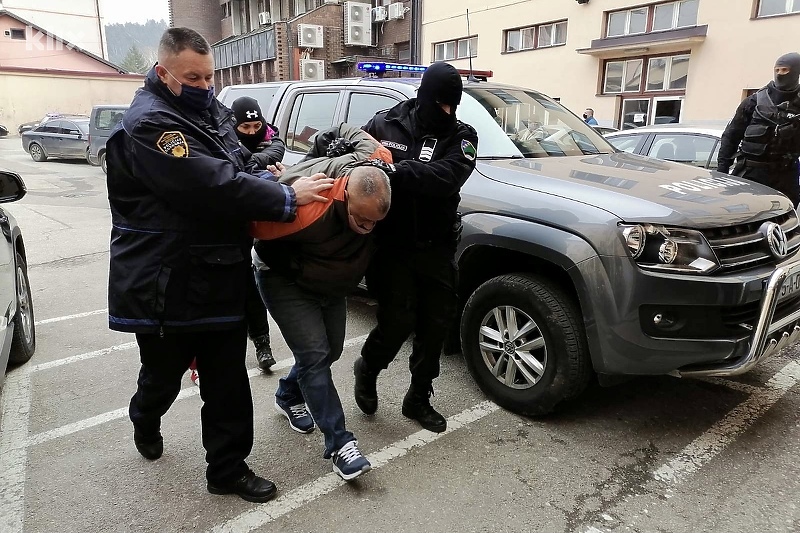 Privođenje uhapšenih u Upravu policije u Tuzli u februaru 2021. godine (Foto: A. K./Klix.ba)