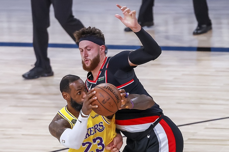 LeBron James i Jusuf Nurkić (Foto: EPA-EFE)