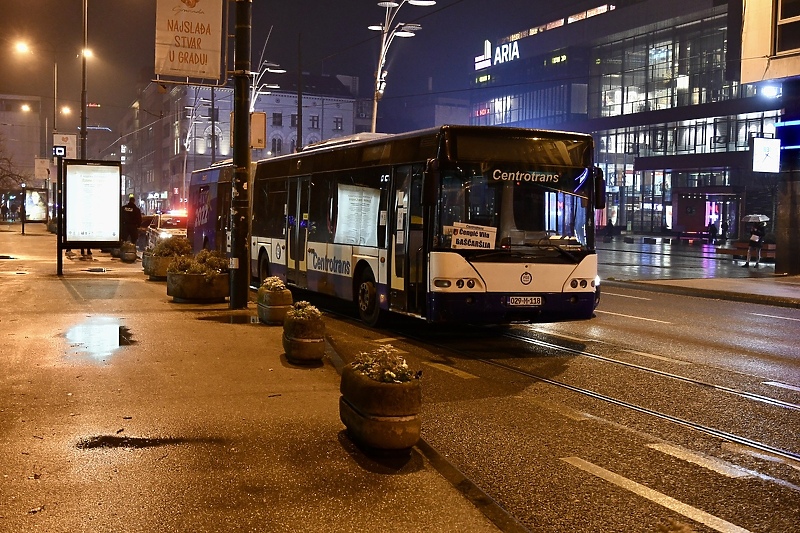 U incidentu u Sarajevu oštećen Centrotransov autobus (Foto: D. S./Klix.ba)