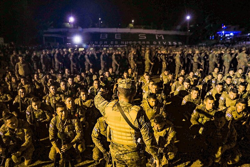 Vojnici čekaju naredbe komandanata (Foto: Twitter/Nayib Bukele)