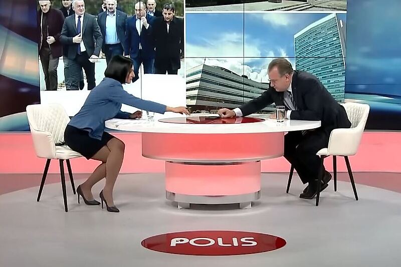 Trenutak kada Nikšić predaje svoj mobitel voditeljici TV Sarajevo