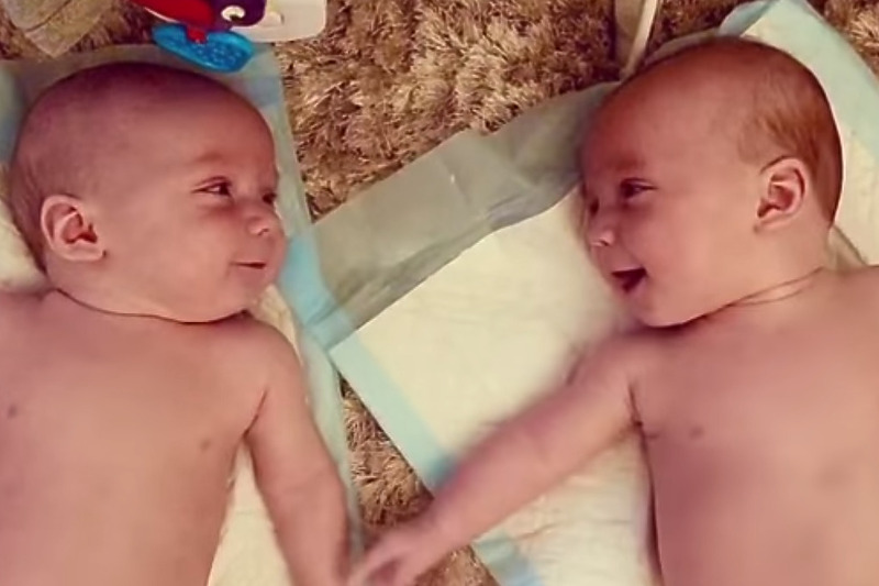 Preslatke bebe blizanci oduševile su korisnike interneta (Foto: Screenshot)