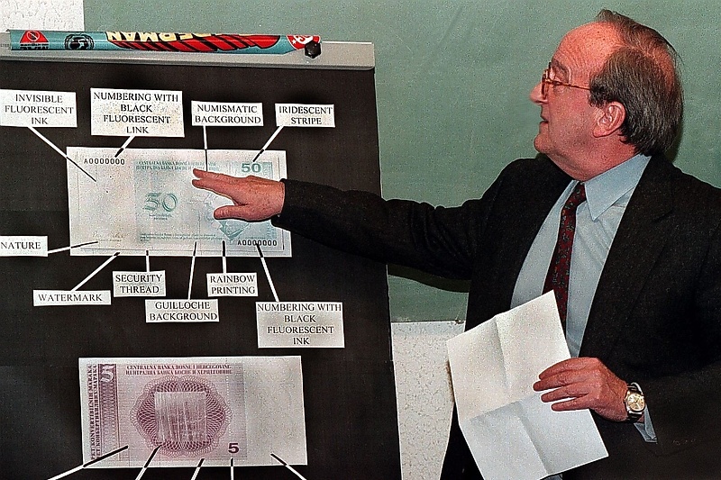 Visoki predstavnik Carlos Westendorp na predstavljanju konvertibilne marke 21.1.1998. godine (Foto: EPA-EFE)