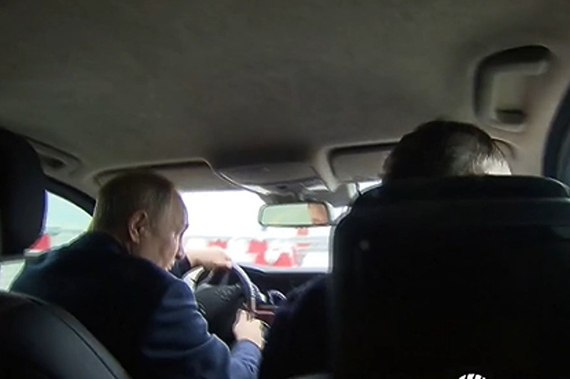 Vladimir Putin u Mercedesu (Screenshot: RIA Novosti)