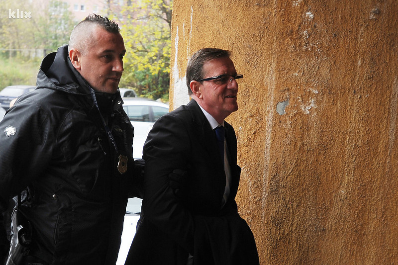 Besim Duraković (desno) prilikom hapšenja (Foto: Arhiv/Klix.ba)