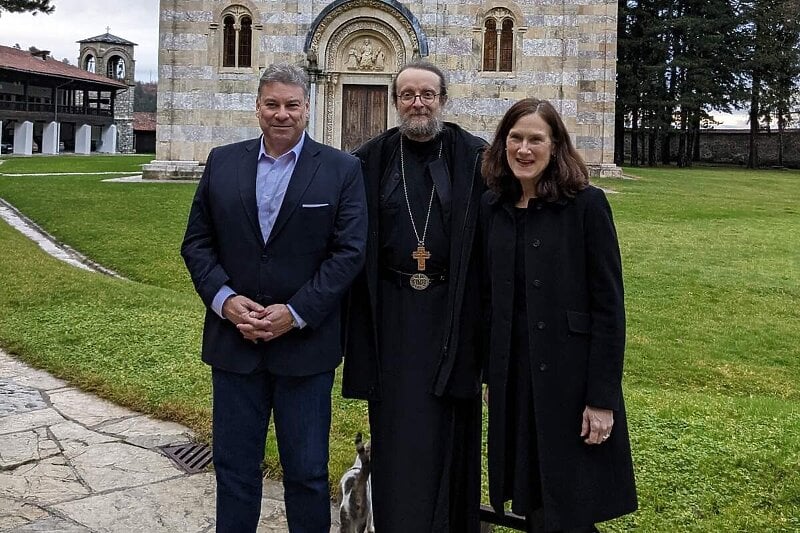 Gabriel Escobar u društvu zamjenice američke ambasadorice u Prištini posjetio manastir (Twitter)