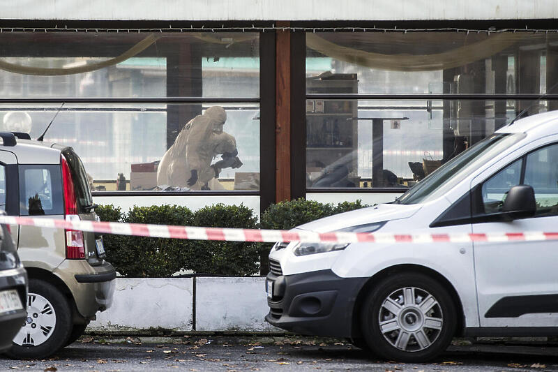 Istražitelji na mjestu zločina u rimskom kafiću (Foto: EPA-EFE)