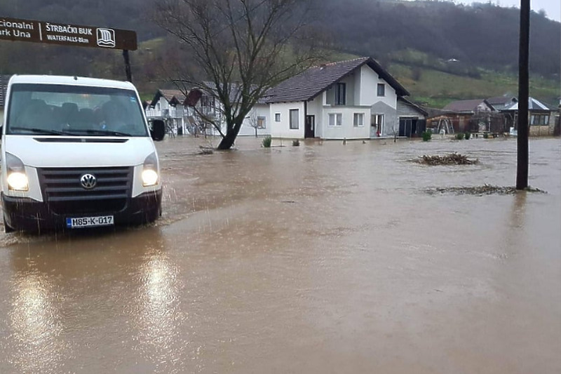 Nekoliko gradova u Krajini je proglasilo stanje prirodne nesreće zbog poplava (Foto: Radio Bihać)