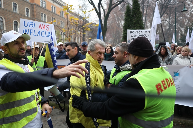 Uz policijsku intervenciju spriječen je fizički napad na premijera Edina Fortu (Foto: T. S./Klix.ba)