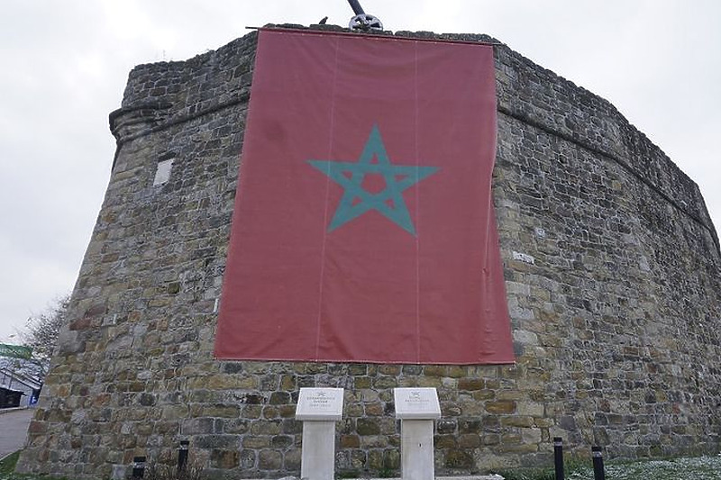 Velika zastava Maroka u Novom Pazaru (Foto: Mozzart Sport)