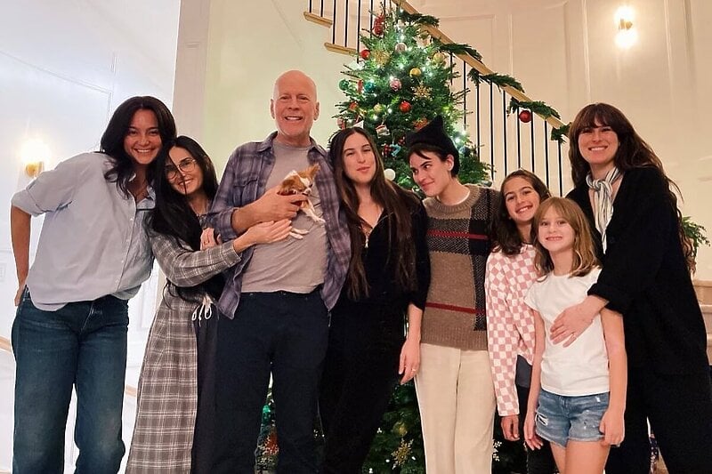 Bruce Willis sa njegovih pet kćerki, suprugom Emmom i bivšom suprugom Demi (Foto: Instagram)