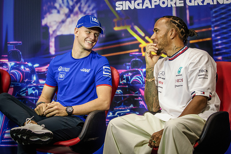 Mick Schumacher i Lewis Hamilton (Foto: EPA-EFE)