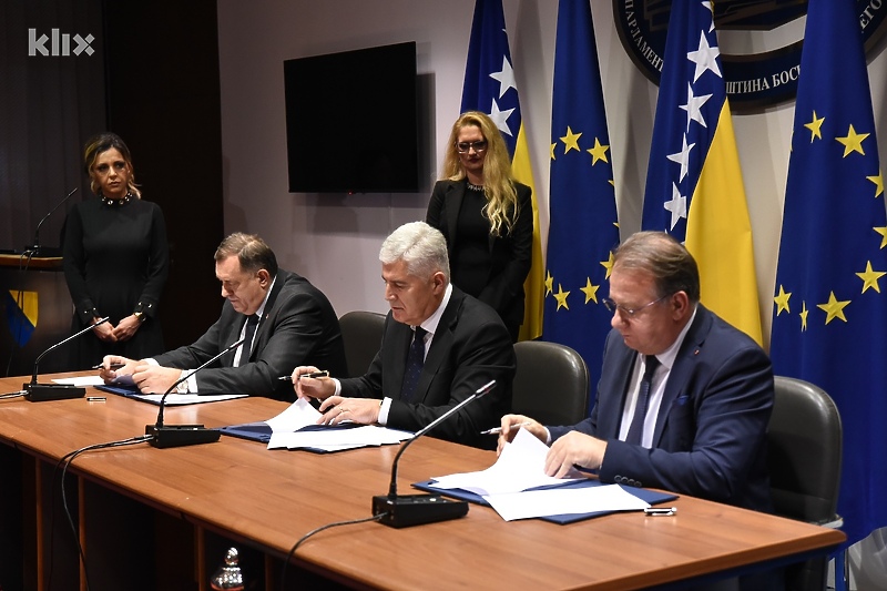 Potpisivanje sporazuma Osmorke, SNSD-a i HDZ-a (Foto: D. S./Klix.ba)