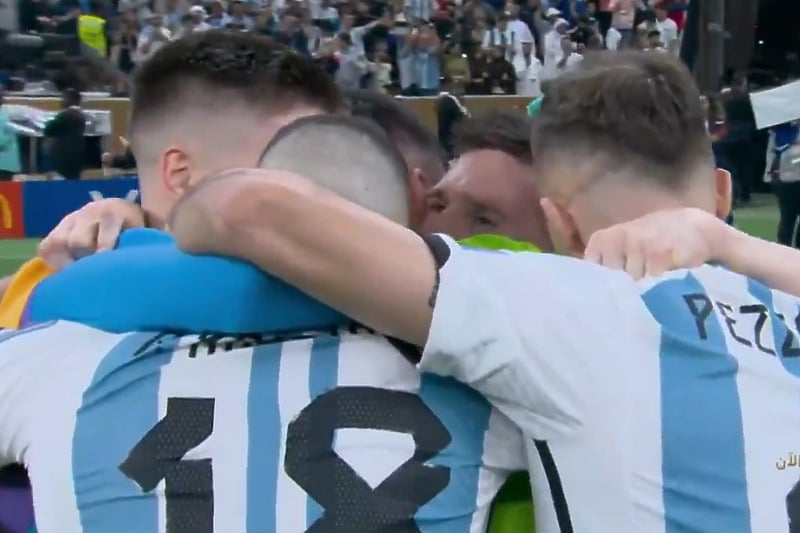 Uplakani Messi u zagrljaju sa saigračima (Foto: Screenshot)