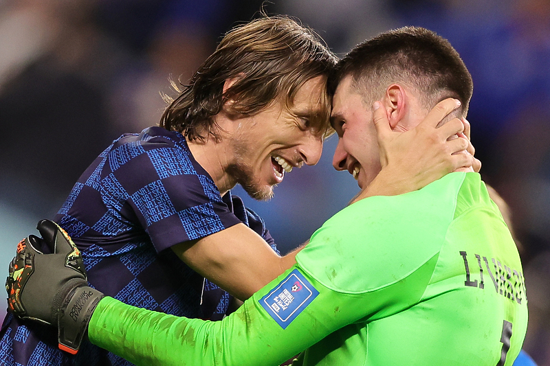 Luka Modrić i Dominik Livaković (Foto: EPA-EFE)