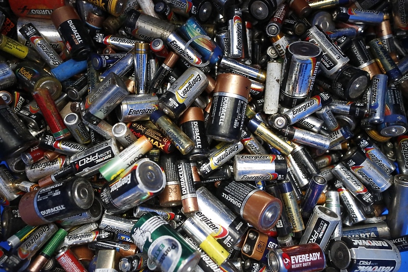 Proizvodnja litijskih baterija znatno košta i štetna je po okoliš (Foto: EPA-EFE)